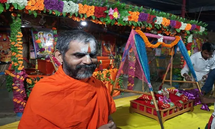 पूज्य श्री लक्ष्मीप्रपन्न जीयर स्वामी जी महाराज, सुसज्जित मंदिर में