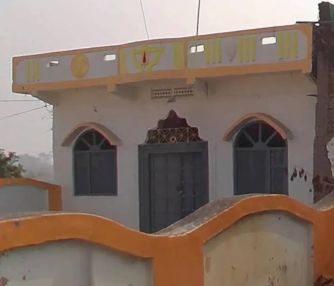 ठाकुरबाड़ी का क्रीम और केसरिया रंग का बाहरी स्वरूप, मेहराबदार द्वार और सामने की दीवार